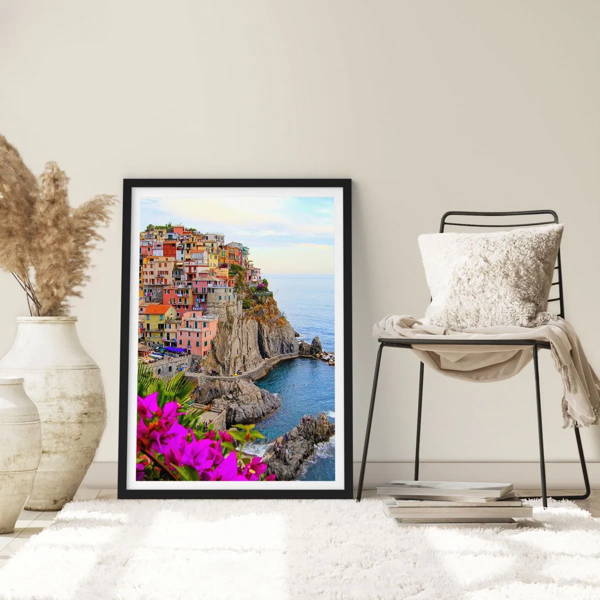 Plagát v čiernom ráme - Pohľad na farebné budovy na útese nad morom - 50x70cm - Usmievavé mesto - Moderná nástenná dekorácia do obývacej izby a spálne ARTTOR