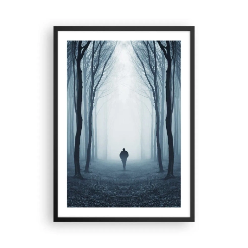 Plagát v čiernom ráme - Muž v hmlistom lese, obklopený stromami - 50x70cm - A všetko jednoduché a jasné - Moderná nástenná dekorácia do obývacej izby a spálne ARTTOR