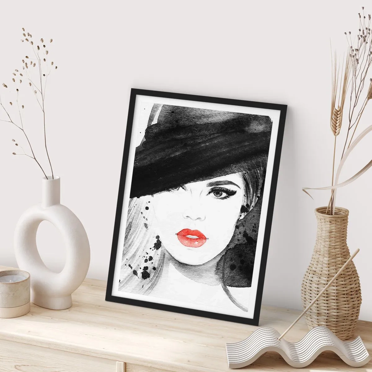 Plagát v čiernom ráme - Portrét ženy v klobúku s červeným nápisom na perách - 50x70cm - Dáma v čiernom - Moderná nástenná dekorácia do obývacej izby a spálne ARTTOR