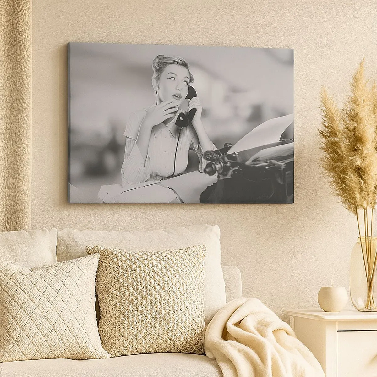 Obraz na plátne - Žena telefonuje za písacím strojom - 70x50cm - Halo, tu sú 50. roky. - Moderná nástenná dekorácia do obývacej izby a spálne ARTTOR