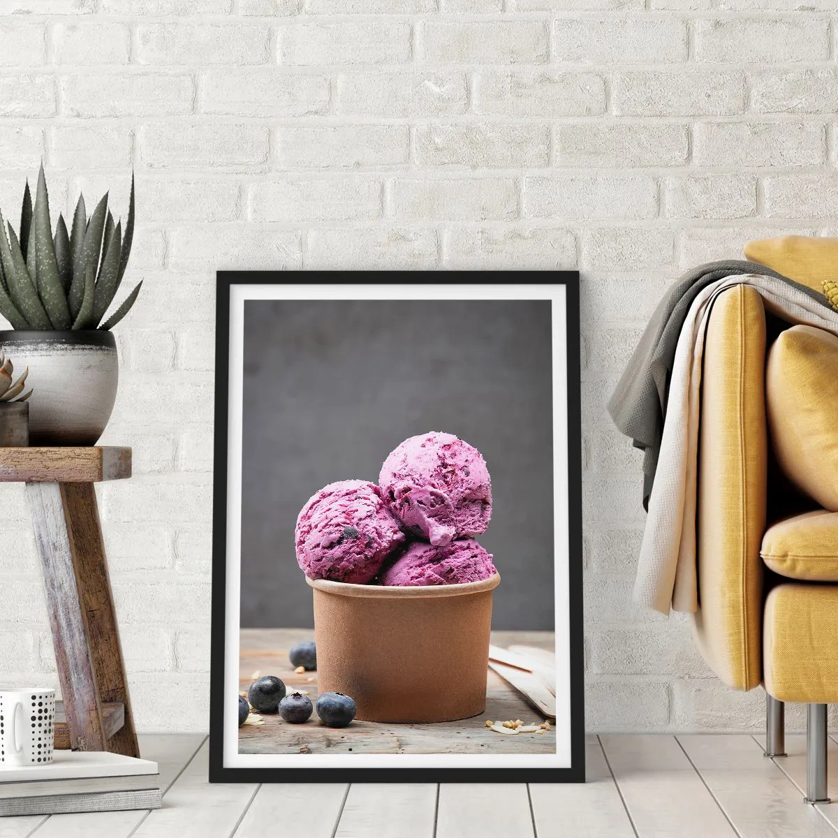 Plagát v čiernom ráme - Kopčeky čučoriedkovej zmrzliny v papierovom pohári - 50x70cm - Sladkosť a chlad - Moderná nástenná dekorácia do obývacej izby a spálne ARTTOR