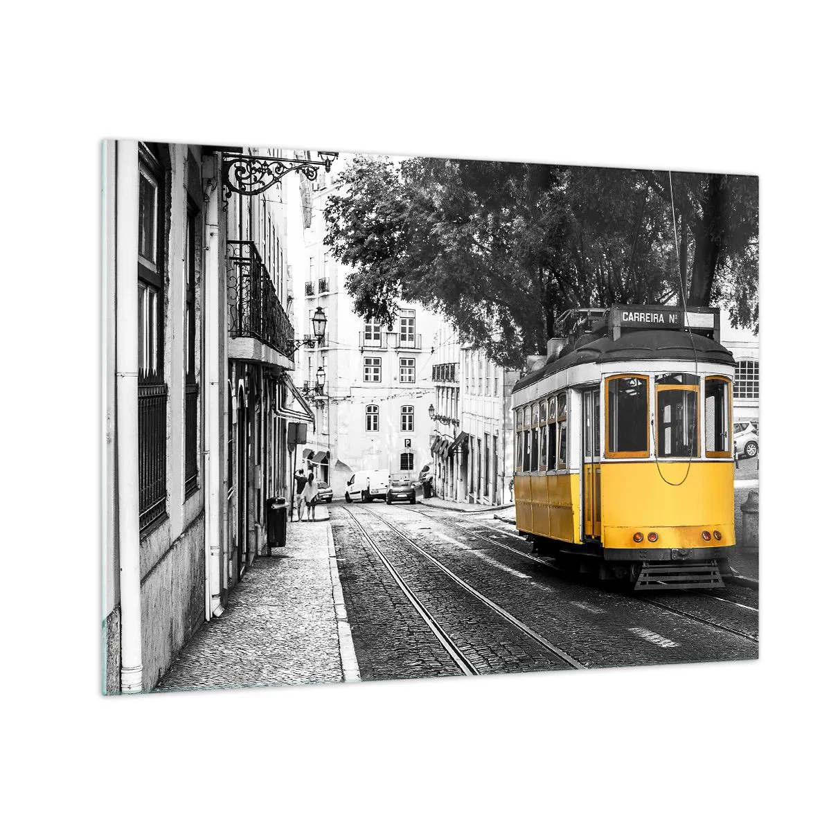 Obraz na skle - Žltá električka na pozadí čiernobielej ulice - 70x50cm - Fado v pozadí - Moderná nástenná dekorácia do obývacej izby a spálne ARTTOR