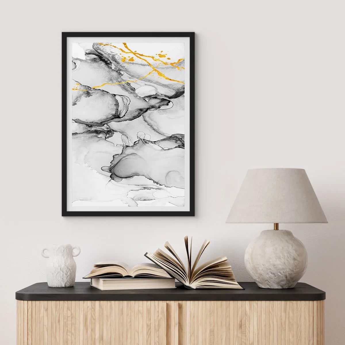 Plagát v čiernom ráme - Abstraktná kompozícia v odtieňoch sivej so zlatými akcentmi. - 50x70cm - Kompozícia so zlatým motívom - Moderná nástenná dekorácia do obývacej izby a spálne ARTTOR