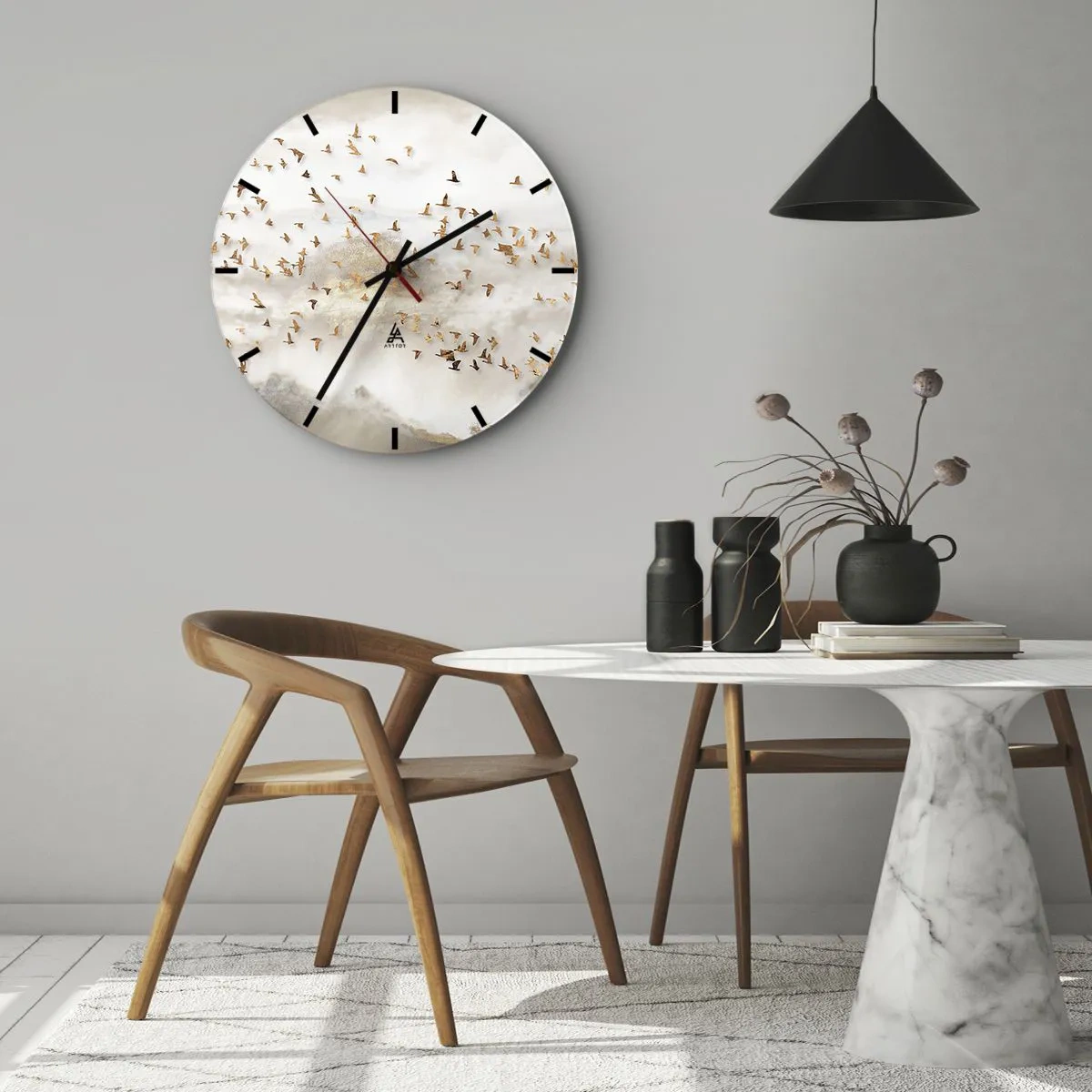 Nástenné hodiny - Kŕdeľ vtákov letiaci na pozadí hôr v jemnej hmle - 30x30cm - Už je čas... - Moderná nástenná dekorácia do obývacej izby, kuchyne a spálne ARTTOR
