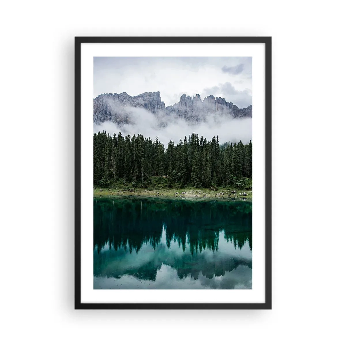 Plagát v čiernom ráme - Zelený les pri jazere s horami v pozadí obklopenými hmlou - 50x70cm - Ticho, ticho, neprebuďme spiacu vodu…. - Moderná nástenná dekorácia do obývacej izby a spálne ARTTOR