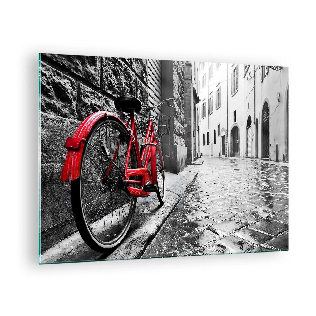 Obraz na skle - Červený bicykel na dláždených uliciach s monochromatickým pozadím. - 70x50cm - Skutočná krása nestarne - Moderná nástenná dekorácia do obývacej izby a spálne ARTTOR