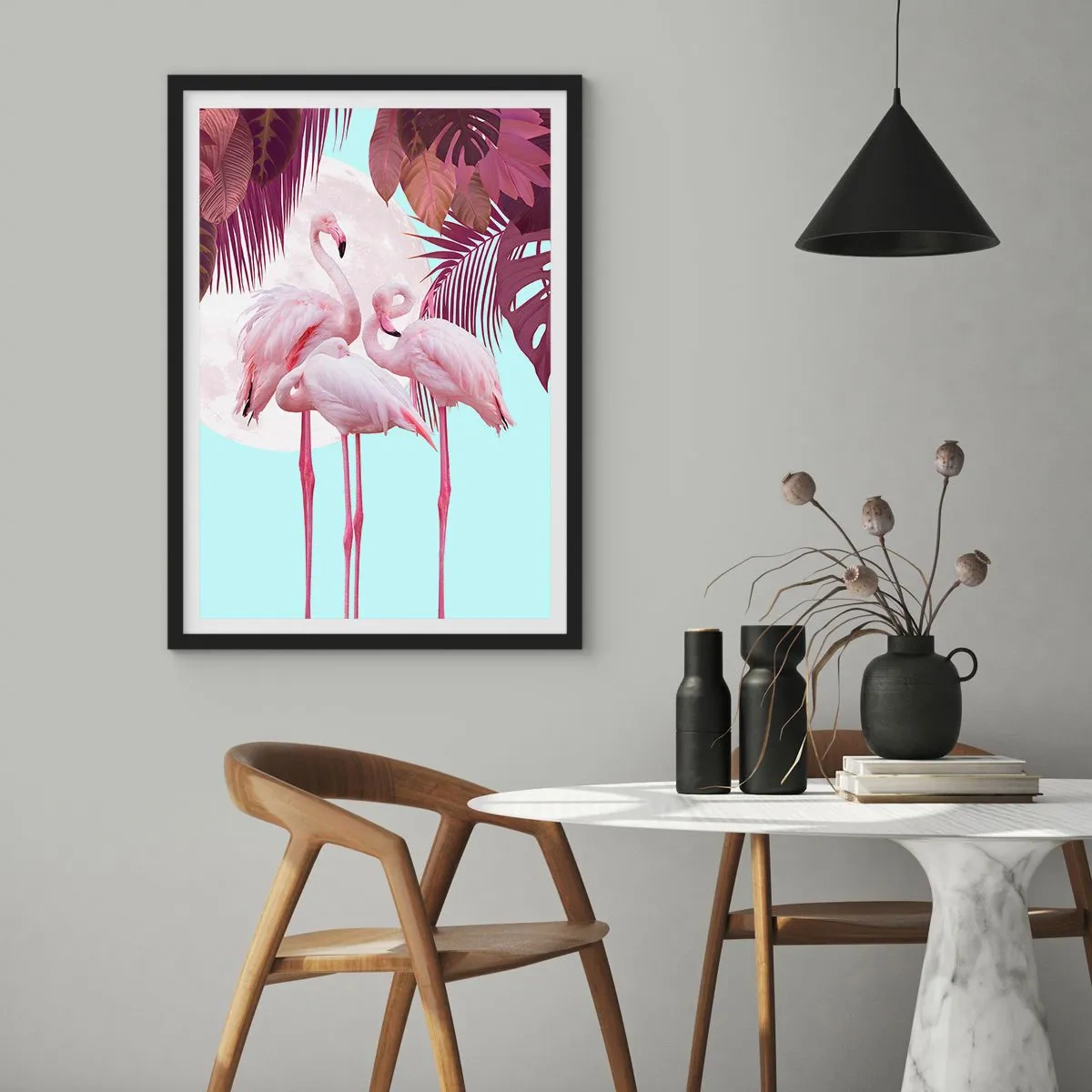 Plagát v čiernom ráme - Plameniaky na pozadí tropickej lístia a splnu - 50x70cm - Tri vtáčie grácie - Moderná nástenná dekorácia do obývacej izby a spálne ARTTOR
