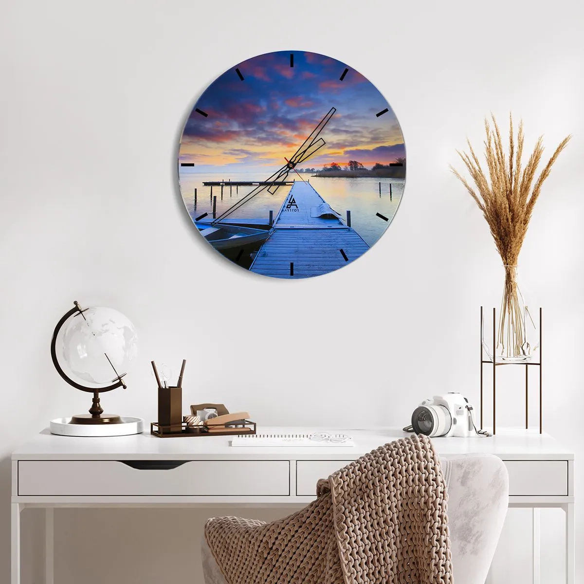 Nástenné hodiny - Mólo pri jazere pri východe slnka - 30x30cm - Fialovo-zlatý pokoj - Moderná nástenná dekorácia do obývacej izby, kuchyne a spálne ARTTOR