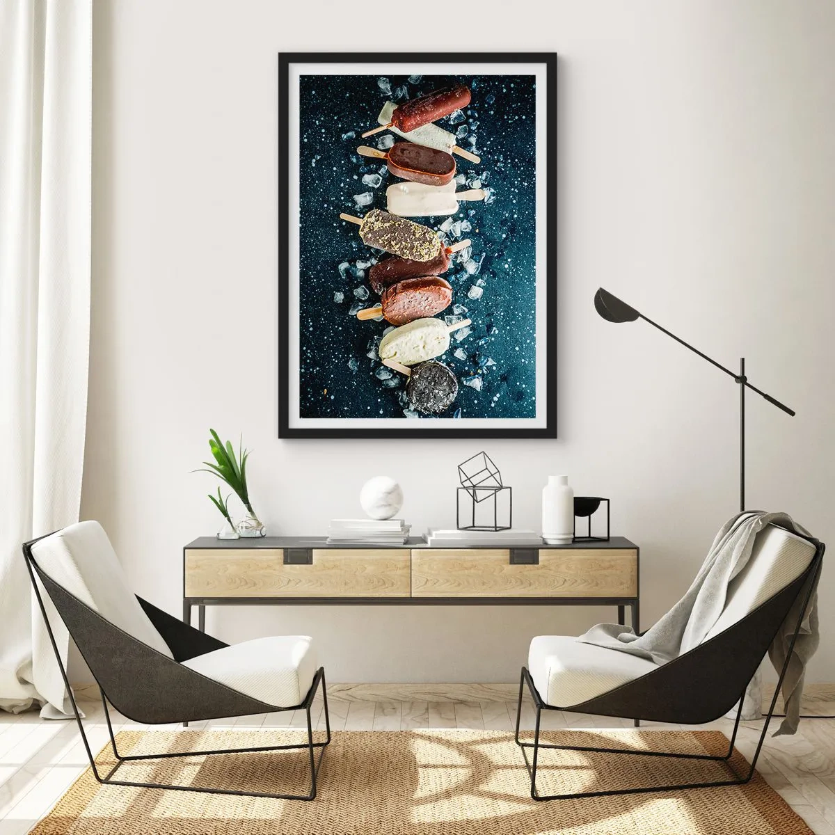 Plagát v čiernom ráme - Rôzne nanuky obklopené ľadom na pozadí tmavej oblohy - 50x70cm - Chuť horúceho leta - Moderná nástenná dekorácia do obývacej izby a spálne ARTTOR