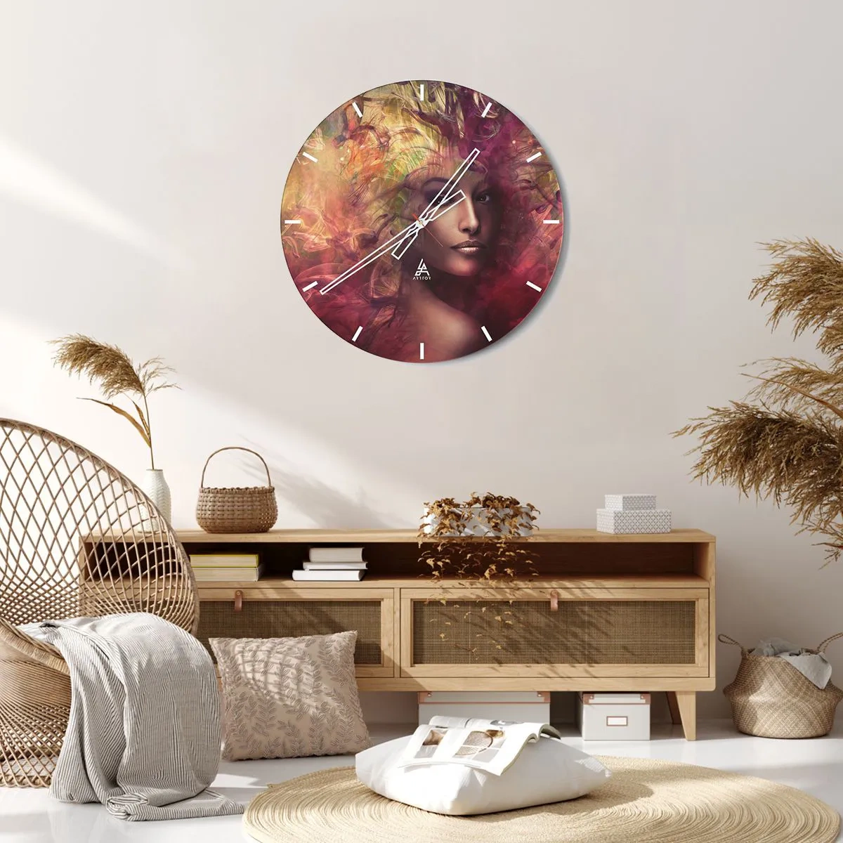 Nástenné hodiny - Portrét ženy s intenzívnymi farebnými hmlami v pozadí - 30x30cm - Tu som! - Moderná nástenná dekorácia do obývacej izby, kuchyne a spálne ARTTOR