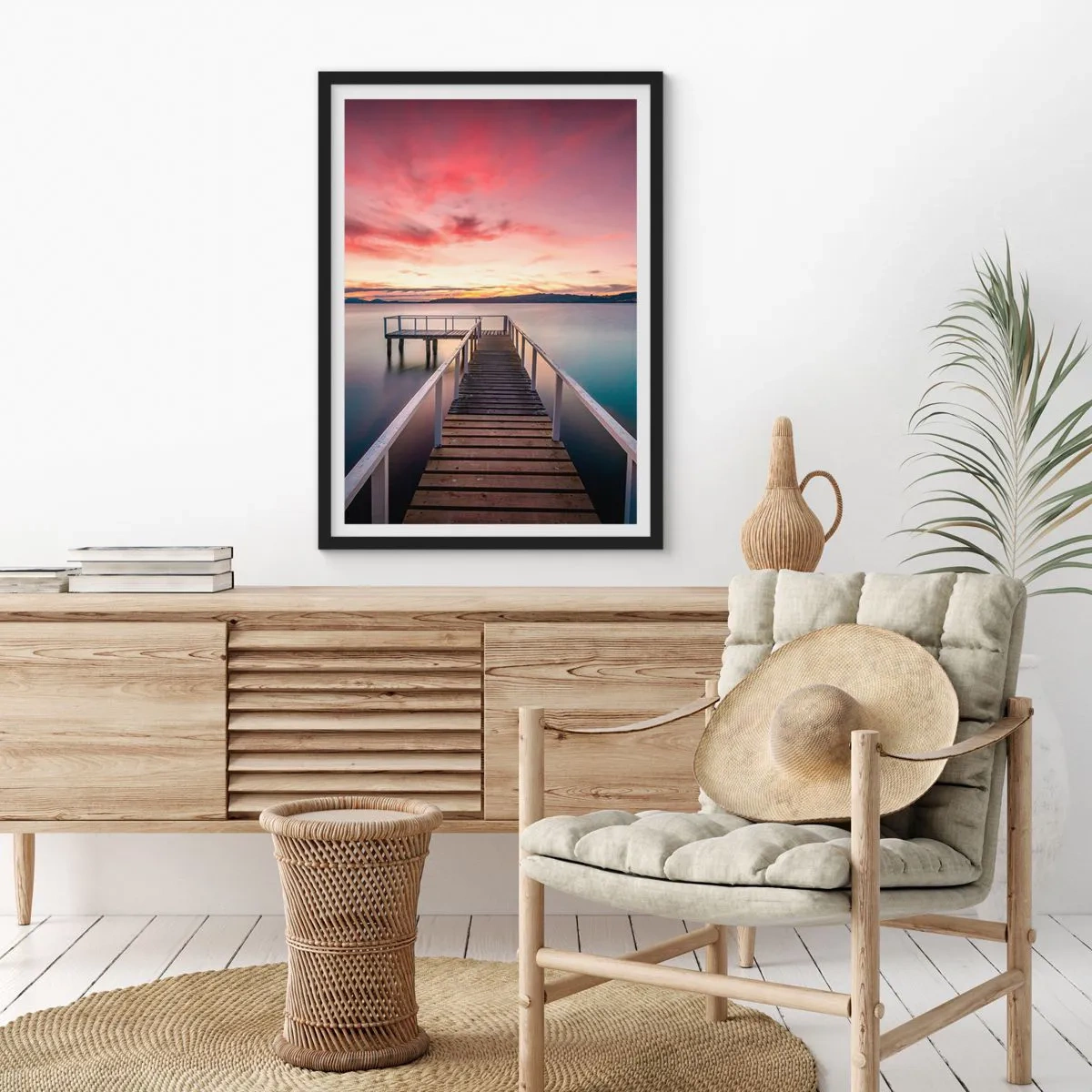 Plagát v čiernom ráme - Mólo na jazere vo svetle zapadajúceho slnka - 50x70cm - Jemný plameň večera - Moderná nástenná dekorácia do obývacej izby a spálne ARTTOR