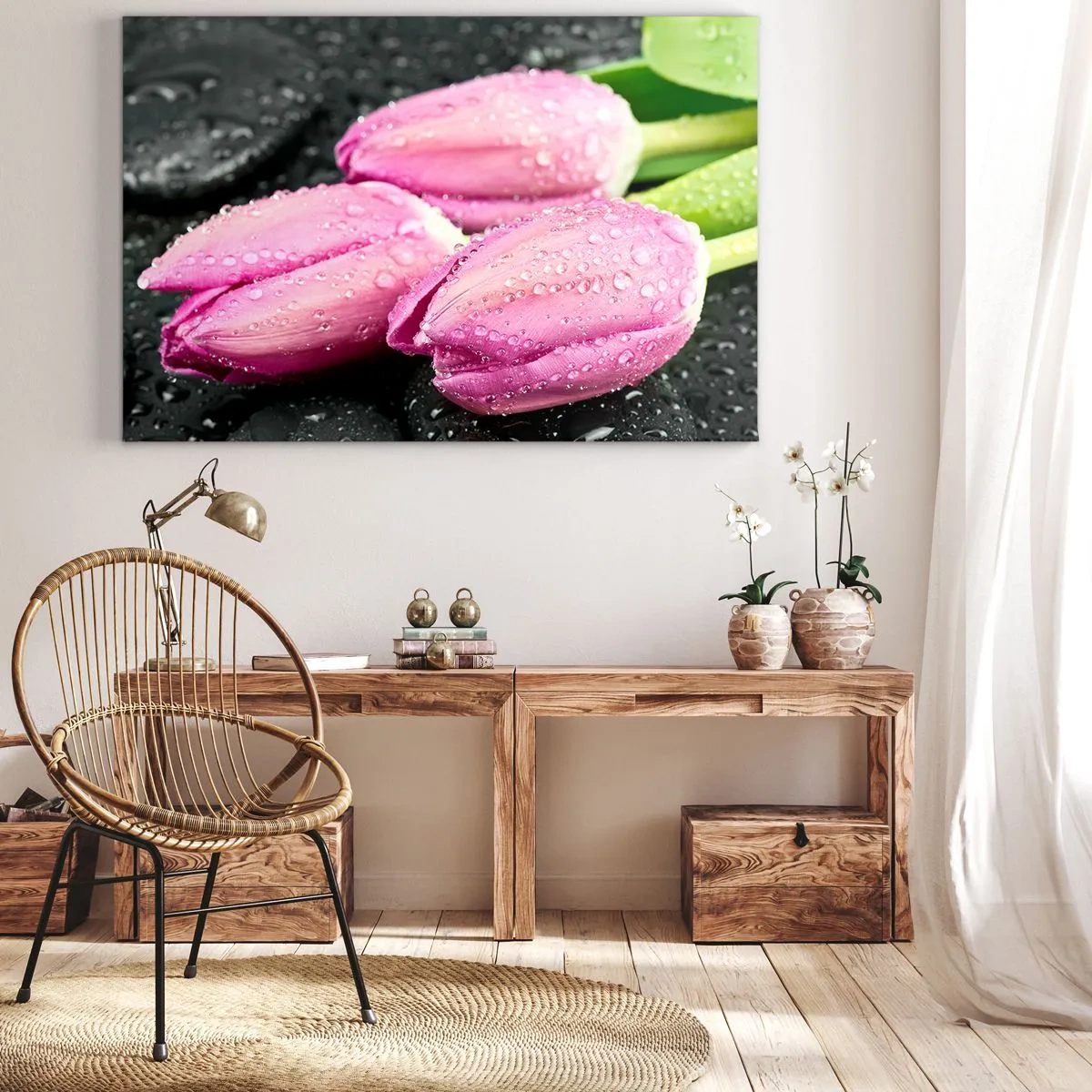 Obraz na plátne - Tri ružové tulipány s kvapkami vody na čiernom pozadí - 70x50cm - Ľaliová trojica na čiernom kameni - Moderná nástenná dekorácia do obývacej izby a spálne ARTTOR