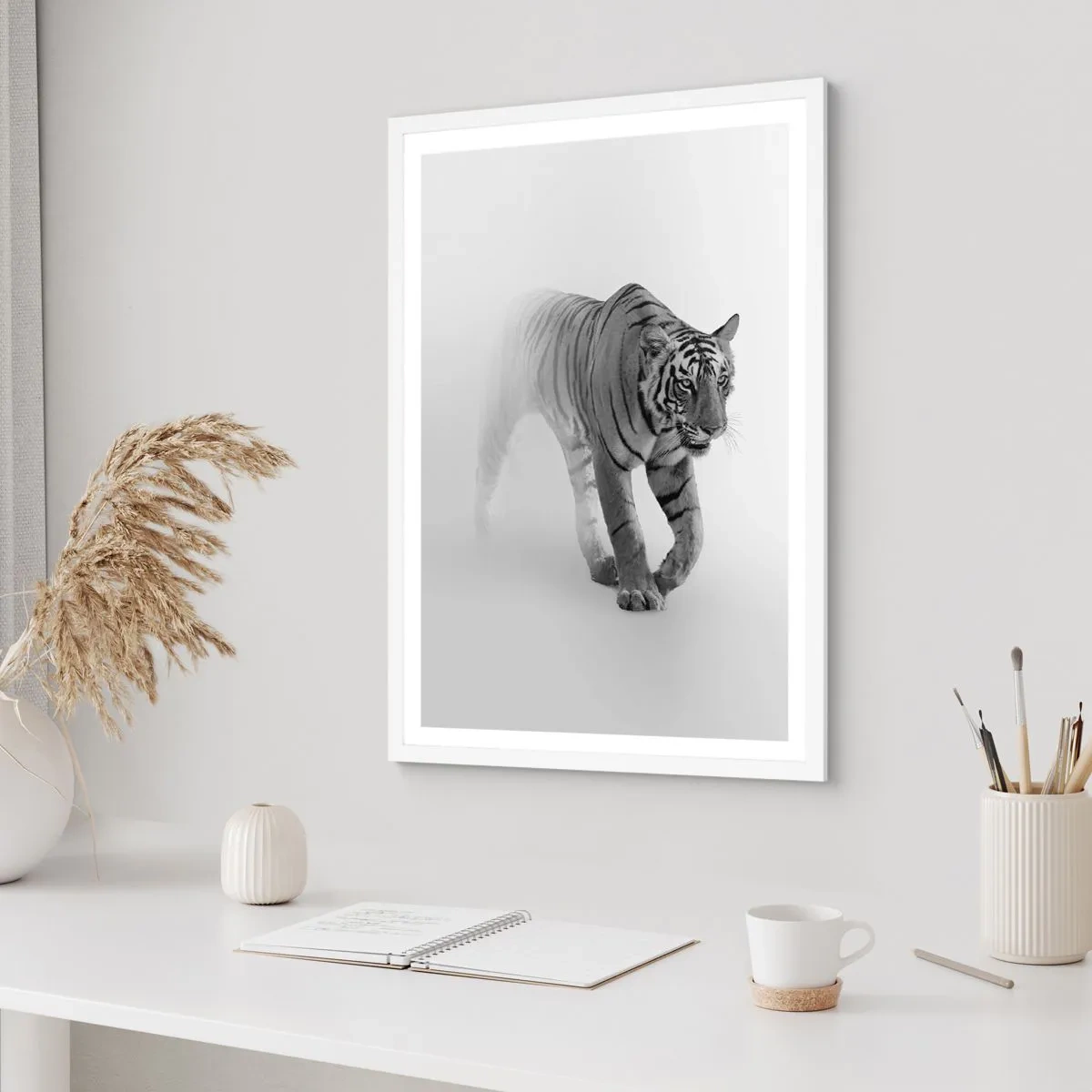 Plagát v bielom ráme - Prikrčený v hmle - 50x70 cm