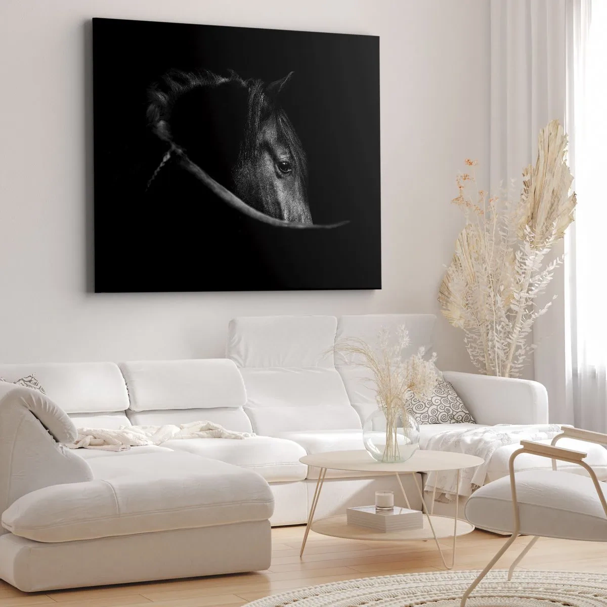 Obraz na plátne - Čiernobiely portrét koňa s jemnou hrou svetla a tieňa na tmavom pozadí. - 70x50cm - Čierny knieža - Moderná nástenná dekorácia do obývacej izby a spálne ARTTOR