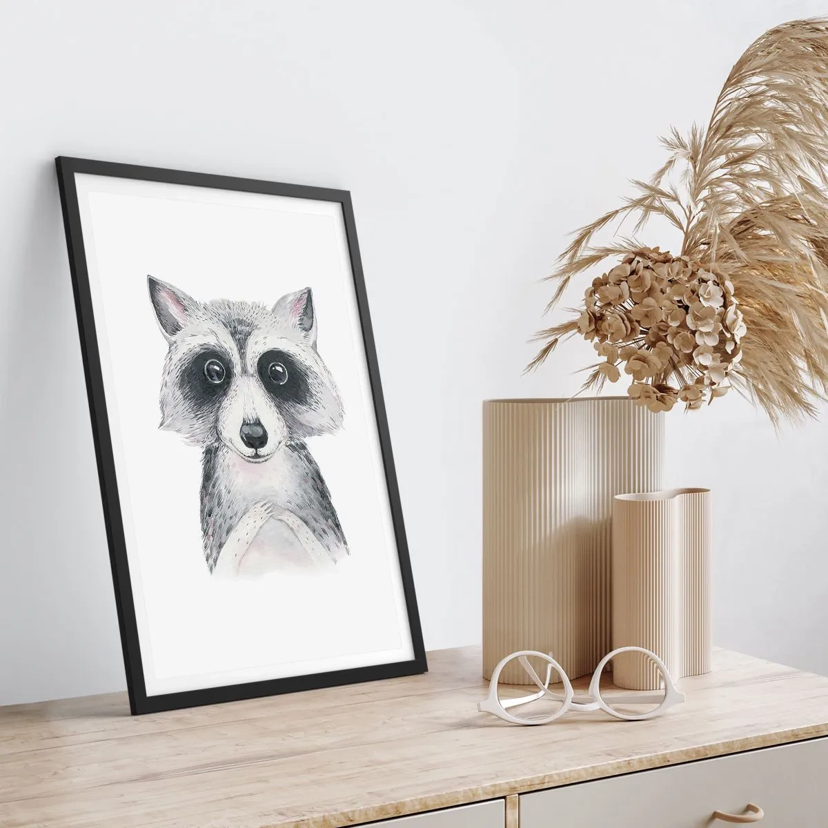 Plagát v čiernom ráme - Roztomilý mýval zobrazený na bielom pozadí - 50x70cm - Chvíľa dojatia - Moderná nástenná dekorácia do obývacej izby a spálne ARTTOR