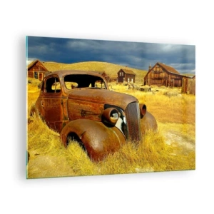 Obraz na skle - Veterán na pozadí opustenej dediny - 70x50cm - Zaslúžený odpočinok - Moderná nástenná dekorácia do obývacej izby a spálne ARTTOR