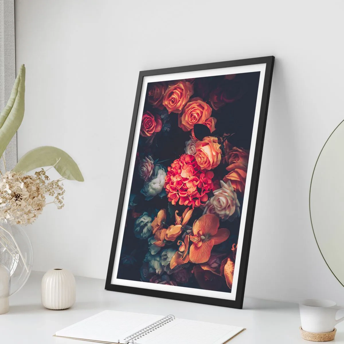 Plagát v čiernom ráme - Kompozícia tmavých kvetov s nádychom barokovej estetiky - 50x70cm - Ako u holandských majstrov - Moderná nástenná dekorácia do obývacej izby a spálne ARTTOR