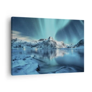 Obraz na plátne - Polárna žiara nad zasneženými horami a jazerom - 70x50cm - Noc plná svetla - Moderná nástenná dekorácia do obývacej izby a spálne ARTTOR
