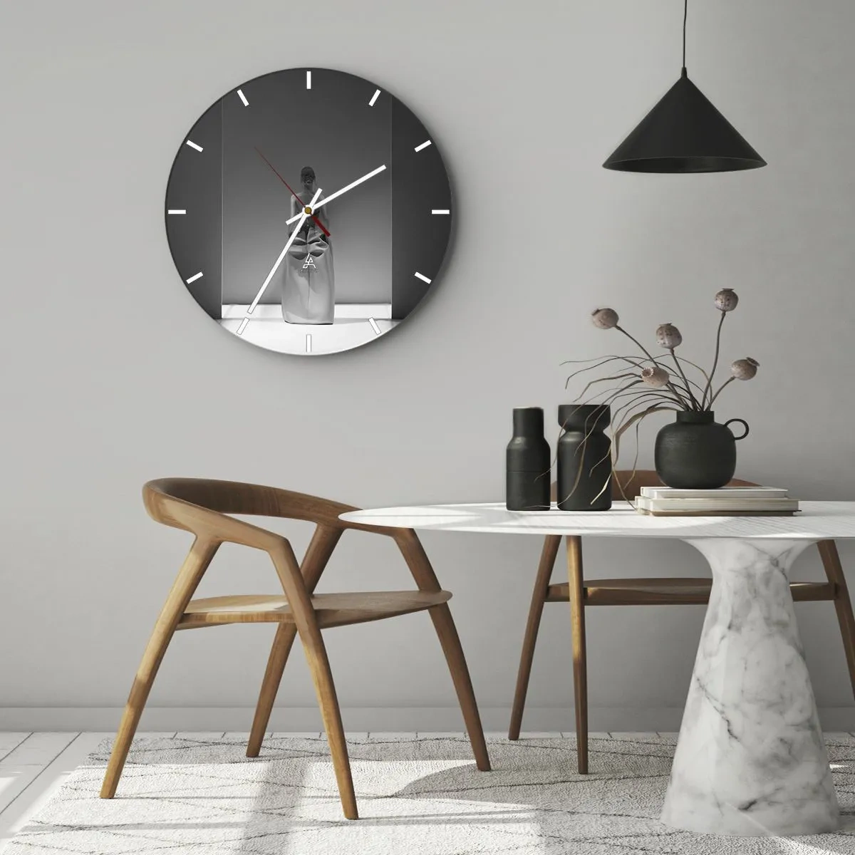 Nástenné hodiny - Čiernobiela socha ženy v minimalistickom priestore - 30x30cm - Rafinovaná jednoduchosť - Moderná nástenná dekorácia do obývacej izby, kuchyne a spálne ARTTOR