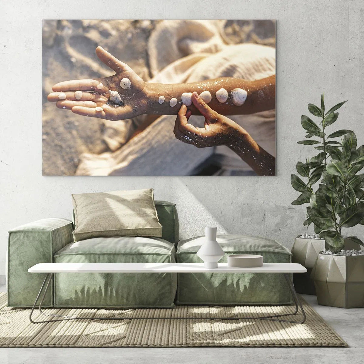 Obraz na skle - Detské ruky s mušľami na pozadí piesku a látky - 70x50cm - Krása na dosah - Moderná nástenná dekorácia do obývacej izby a spálne ARTTOR