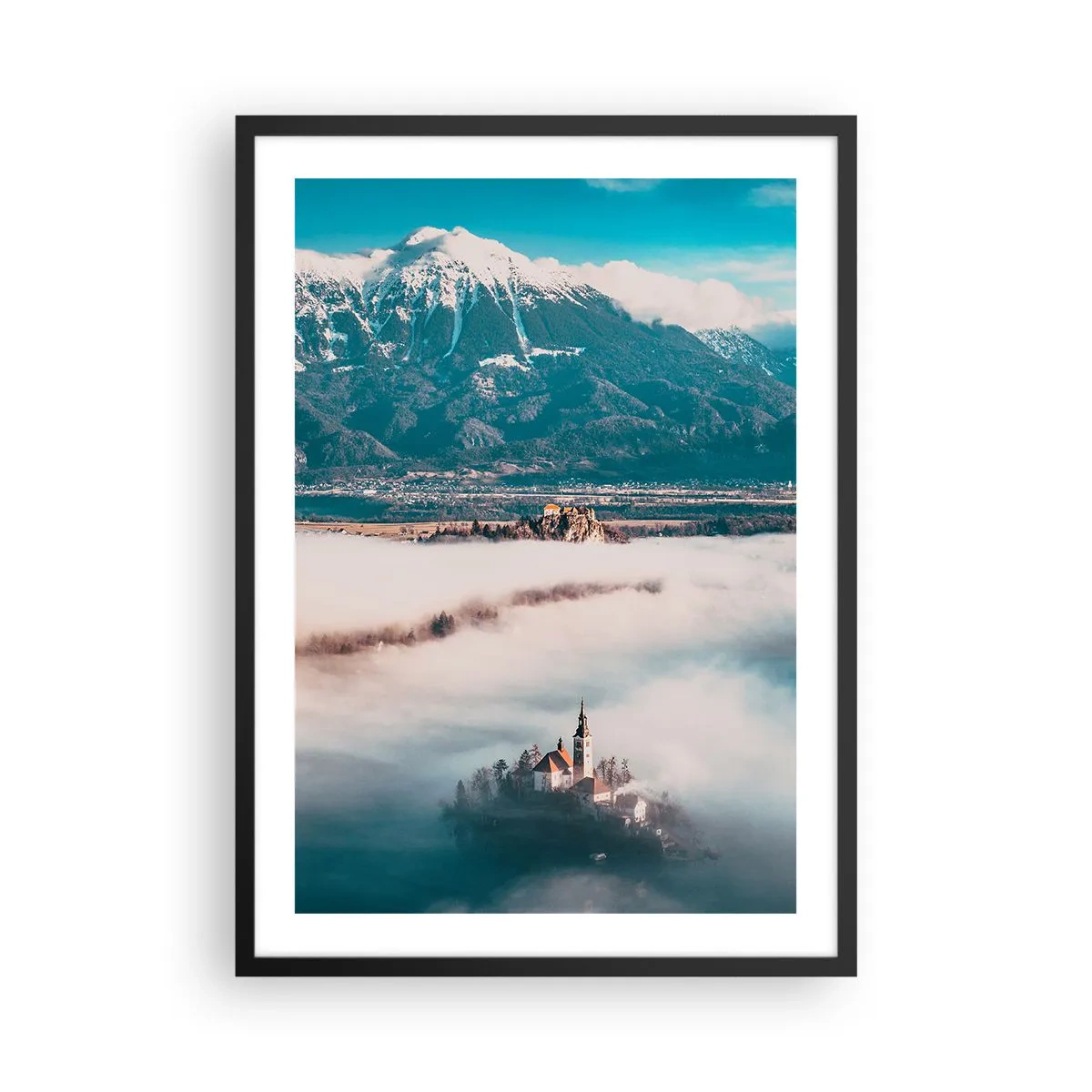 Plagát v čiernom ráme - Kostol na ostrove obklopenom hmlou s horským pozadím - 50x70cm - Začiatok rozprávky - Moderná nástenná dekorácia do obývacej izby a spálne ARTTOR