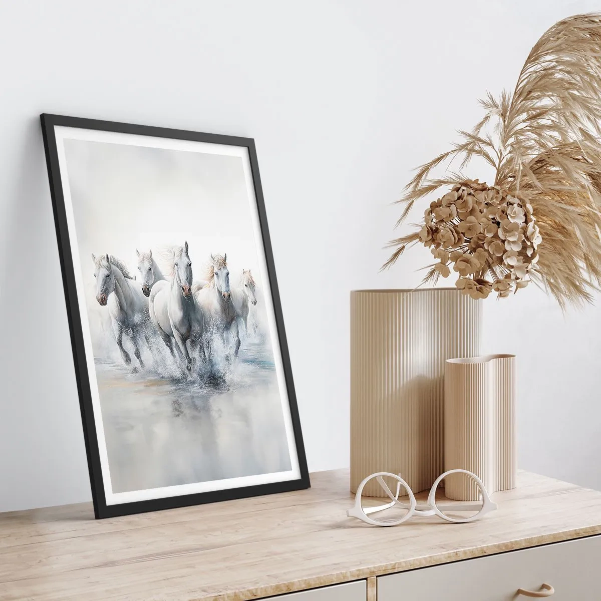 Plagát v čiernom ráme - Biele kone cválajúce cez vodu v dynamickom prostredí - 50x70cm - Biela mágia - Moderná nástenná dekorácia do obývacej izby a spálne ARTTOR