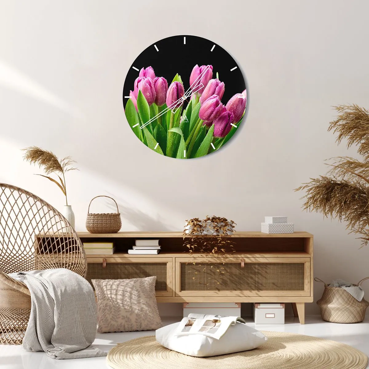 Nástenné hodiny - Kytica ružových tulipánov s kvapkami rosy na tmavom pozadí - 30x30cm - Ľaliové potešenie jari - Moderná nástenná dekorácia do obývacej izby, kuchyne a spálne ARTTOR