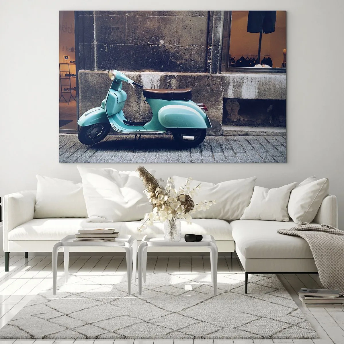 Obraz na skle - Modrý skúter pri stene budovy - 70x50cm - Nezabudnuteľná nálada - Moderná nástenná dekorácia do obývacej izby a spálne ARTTOR