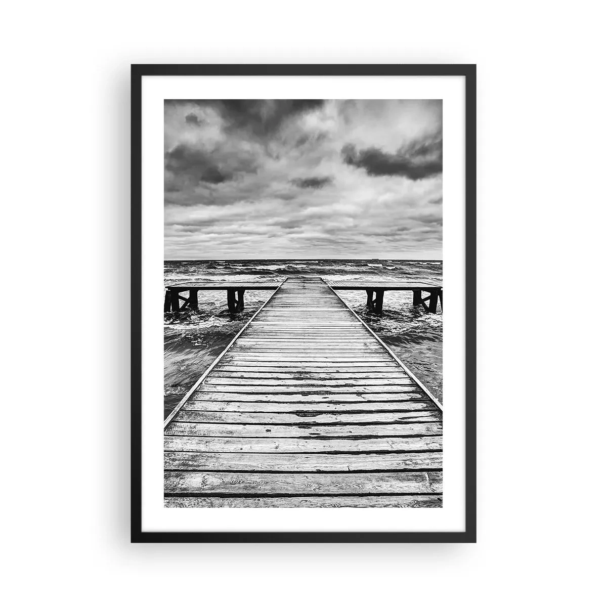 Plagát v čiernom ráme - Čiernobiele drevené mólo nad rozbúreným morom - 50x70cm - Čakám na vietor, čo rozfúka… - Moderná nástenná dekorácia do obývacej izby a spálne ARTTOR