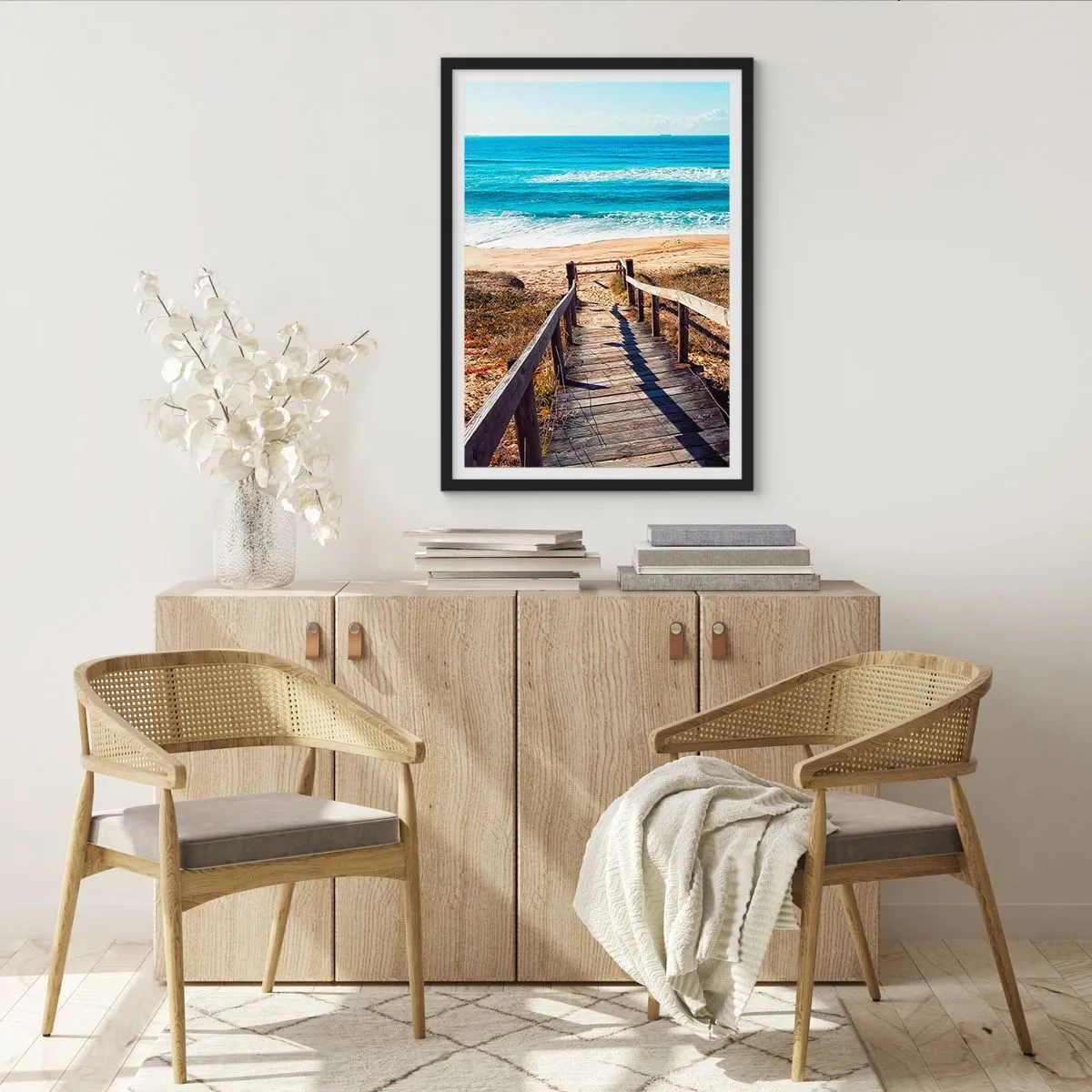 Plagát v čiernom ráme - Drevený chodník vedúci na pláž s výhľadom na more - 50x70cm - Bež! - Moderná nástenná dekorácia do obývacej izby a spálne ARTTOR