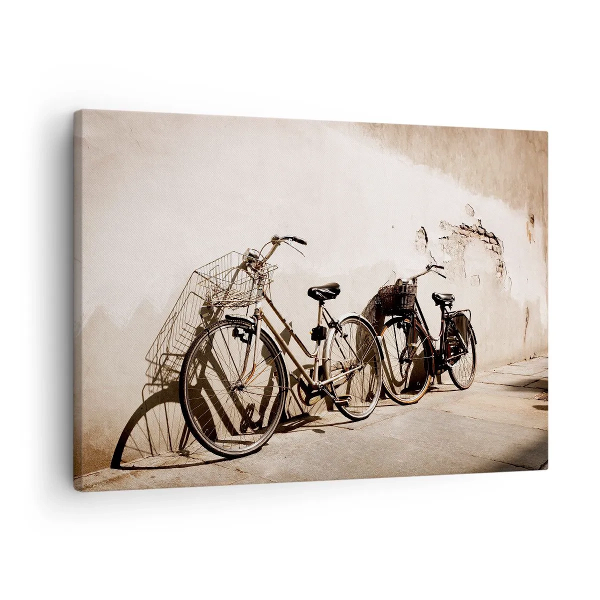 Obraz na plátne - Dva bicykle opreté o starú stenu v retro štýle - 70x50cm - Nezabudnuteľné kúzlo minulosti - Moderná nástenná dekorácia do obývacej izby a spálne ARTTOR