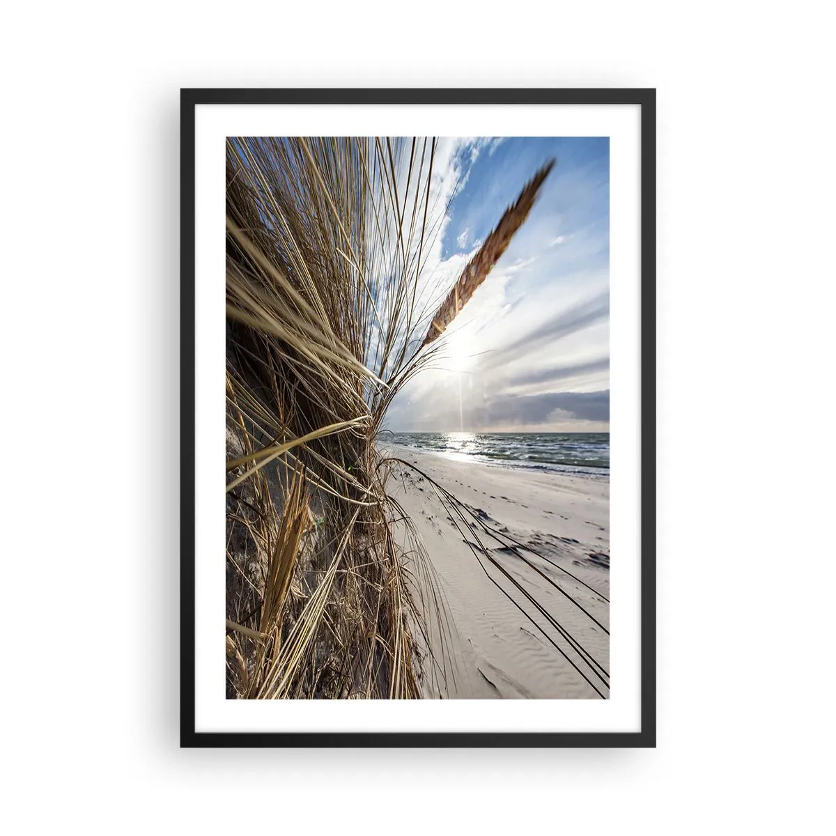 Plagát v čiernom ráme - Pláž s výhľadom na more a trávu na slnku - 50x70cm - Stretnutie živlov - Moderná nástenná dekorácia do obývacej izby a spálne ARTTOR