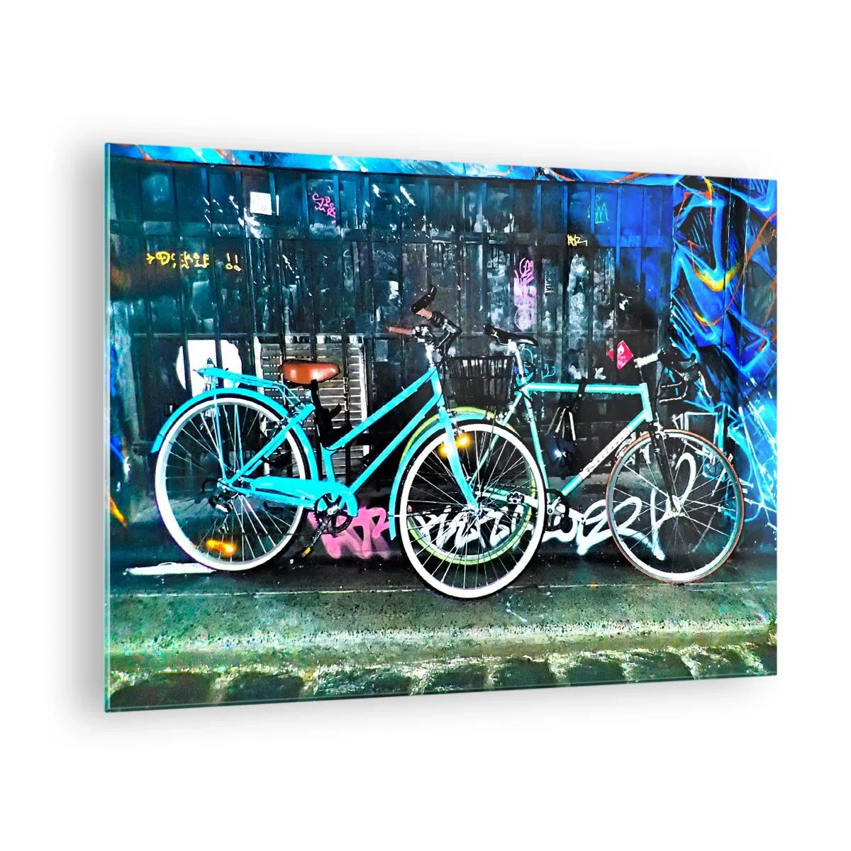 Obraz na skle - Mestský bicykel na pozadí graffiti a neónovej atmosféry - 70x50cm - Mesto volá - Moderná nástenná dekorácia do obývacej izby a spálne ARTTOR