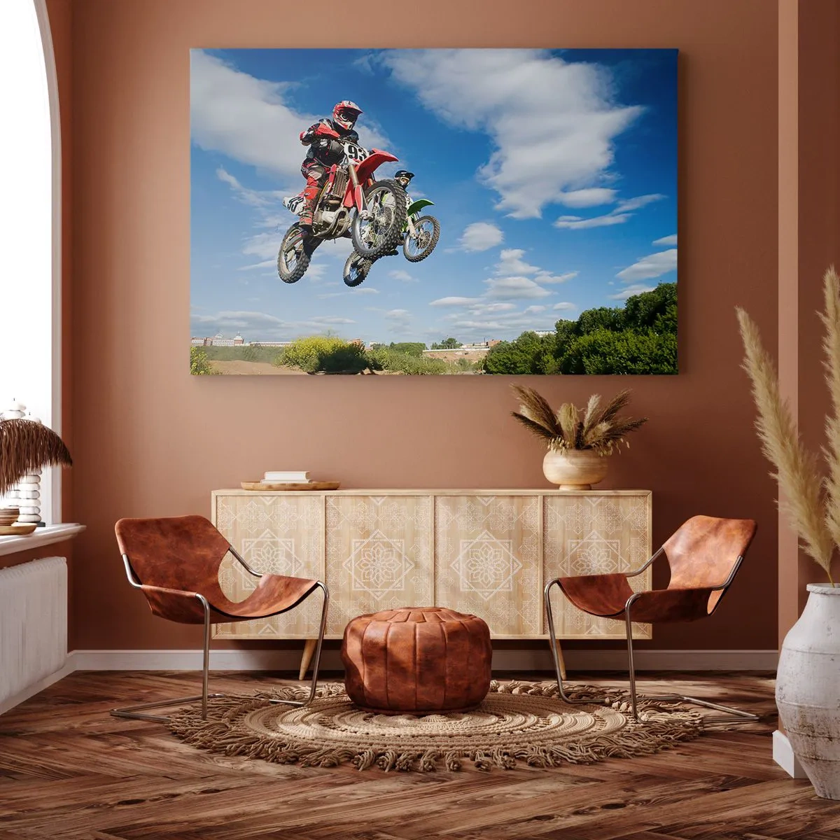 Obraz na plátne - Jazdci na motokrosových motorkách vo vzduchu počas skoku - 70x50cm - Skok z oblakov - Moderná nástenná dekorácia do obývacej izby a spálne ARTTOR