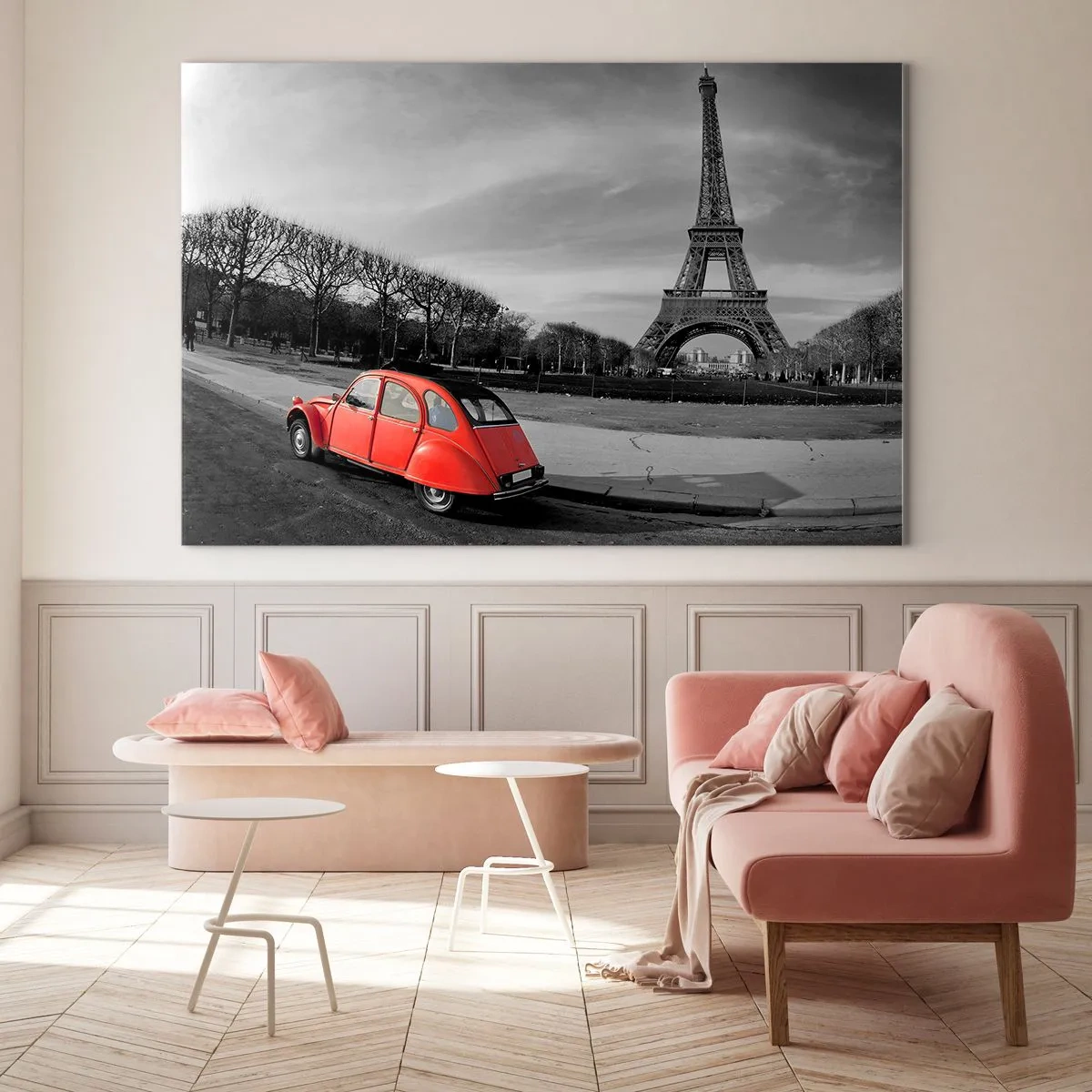 Obraz na skle - Červené auto s Eiffelovou vežou v pozadí v čiernobielom prostredí - 70x50cm - Viac parížske ako samotný Paríž - Moderná nástenná dekorácia do obývacej izby a spálne ARTTOR