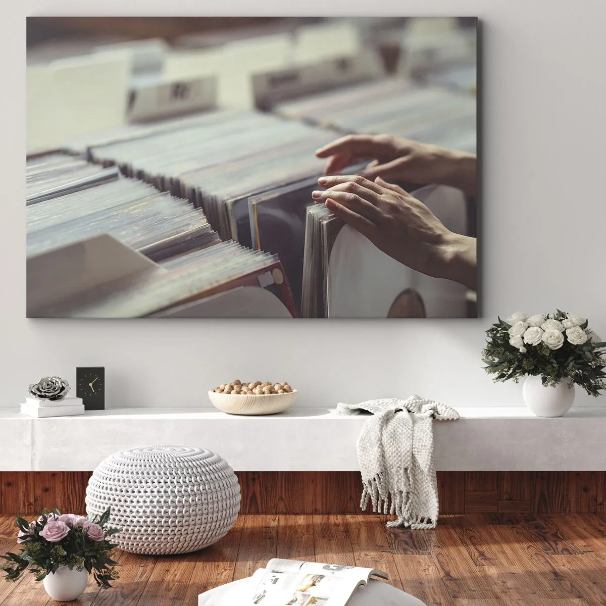 Obraz na plátne - Ruky prezerajúce si zbierku vinylov - 70x50cm - Hľadanie emócií - Moderná nástenná dekorácia do obývacej izby a spálne ARTTOR