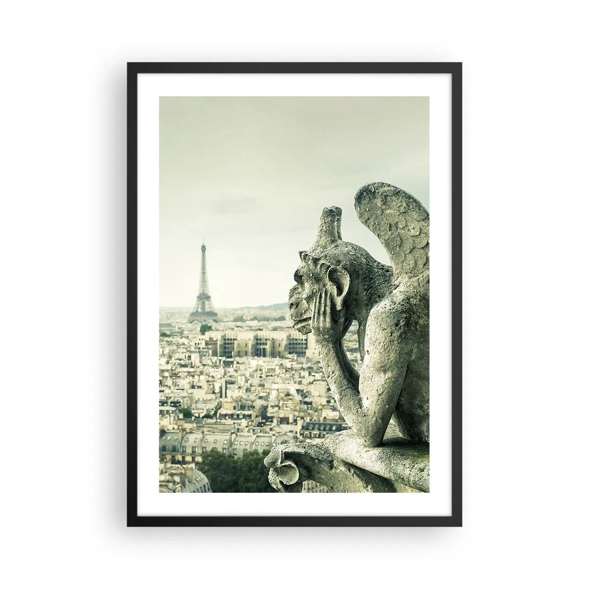 Plagát v čiernom ráme - Chrlič s výhľadom na Eiffelovu vežu a panorámu Paríža - 50x70cm - Parížske rozprávanie - Moderná nástenná dekorácia do obývacej izby a spálne ARTTOR