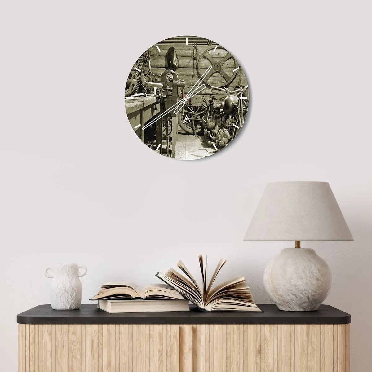 Nástenné hodiny - Dielňa s náradím, kolesami a drevenou stenou v pozadí - 30x30cm - V kôlni strýka Mariána - Moderná nástenná dekorácia do obývacej izby, kuchyne a spálne ARTTOR