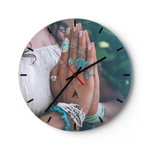 Nástenné hodiny - Ruky s boho šperkami na prirodzenom pozadí - 30x30cm - Vitajte v centre bytia - Moderná nástenná dekorácia do obývacej izby, kuchyne a spálne ARTTOR