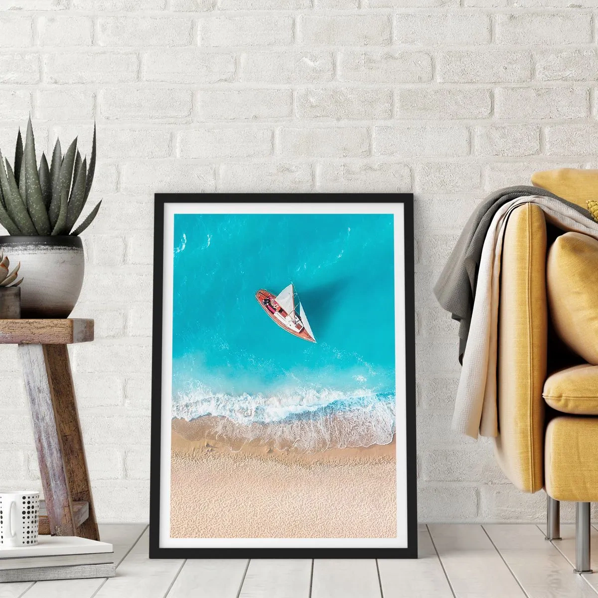 Plagát v čiernom ráme - Jachta na pobreží proti modrému moru - 50x70cm - Na hranici modrej a zlatej - Moderná nástenná dekorácia do obývacej izby a spálne ARTTOR