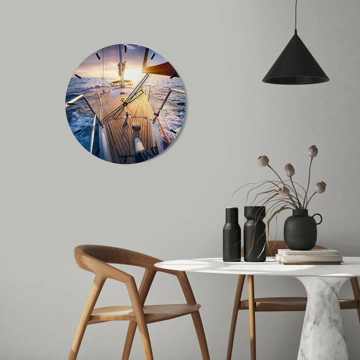 Nástenné hodiny - Jachta na otvorenom mori, osvetlená lúčmi zapadajúceho slnka - 30x30cm - Bežiaca po vlnách - Moderná nástenná dekorácia do obývacej izby, kuchyne a spálne ARTTOR