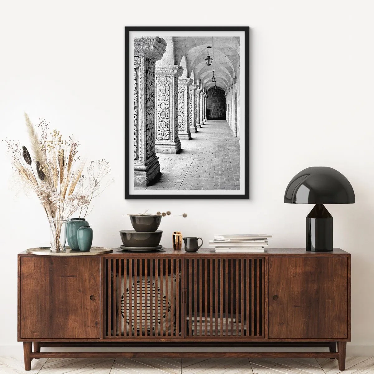 Plagát v čiernom ráme - Čiernobiela fotografia historického kláštora so stĺpmi - 50x70cm - Kam…? - Moderná nástenná dekorácia do obývacej izby a spálne ARTTOR