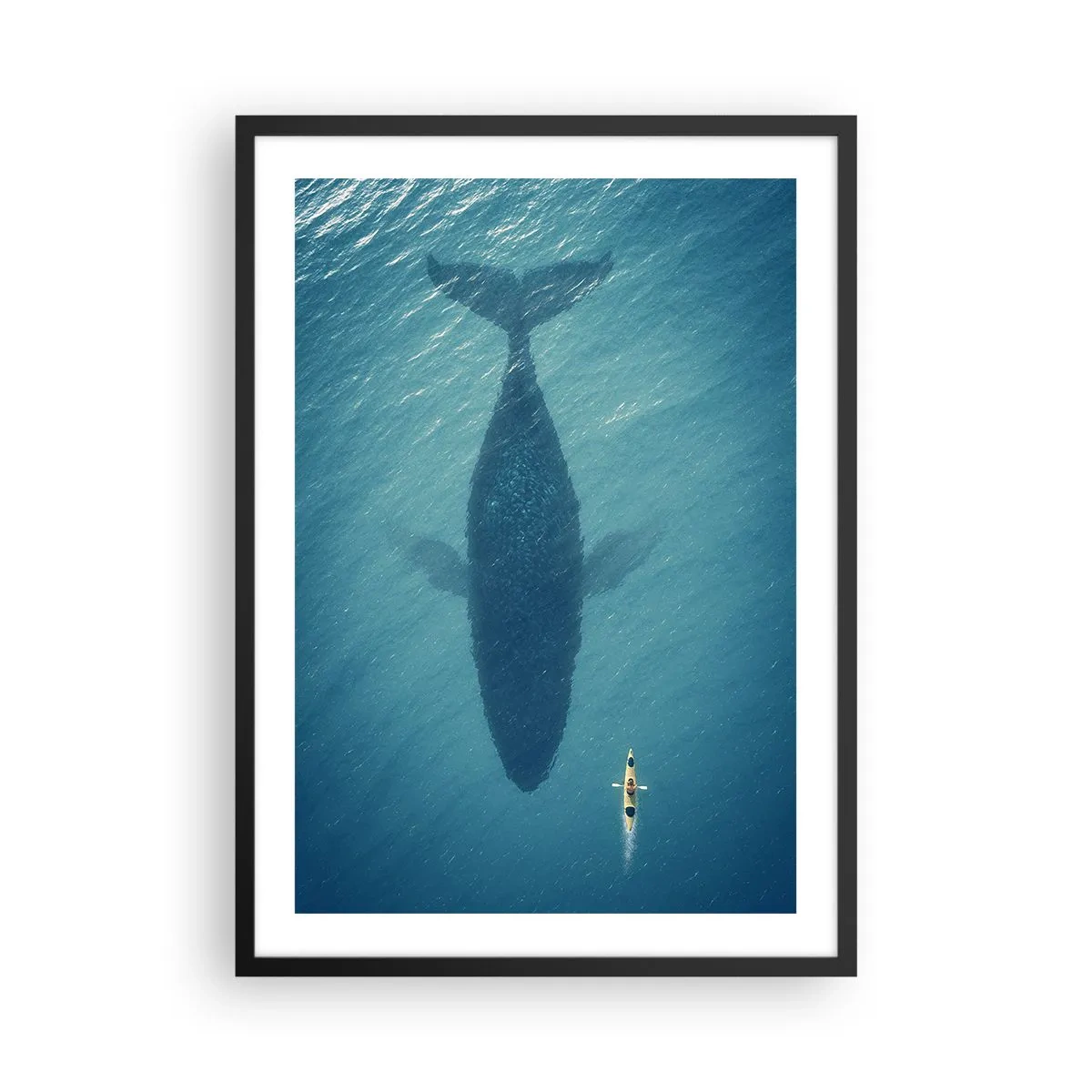 Plagát v čiernom ráme - Kajak na vode nad tieňom obrovskej veľryby - 50x70cm - Stretnutie na oceáne - Moderná nástenná dekorácia do obývacej izby a spálne ARTTOR