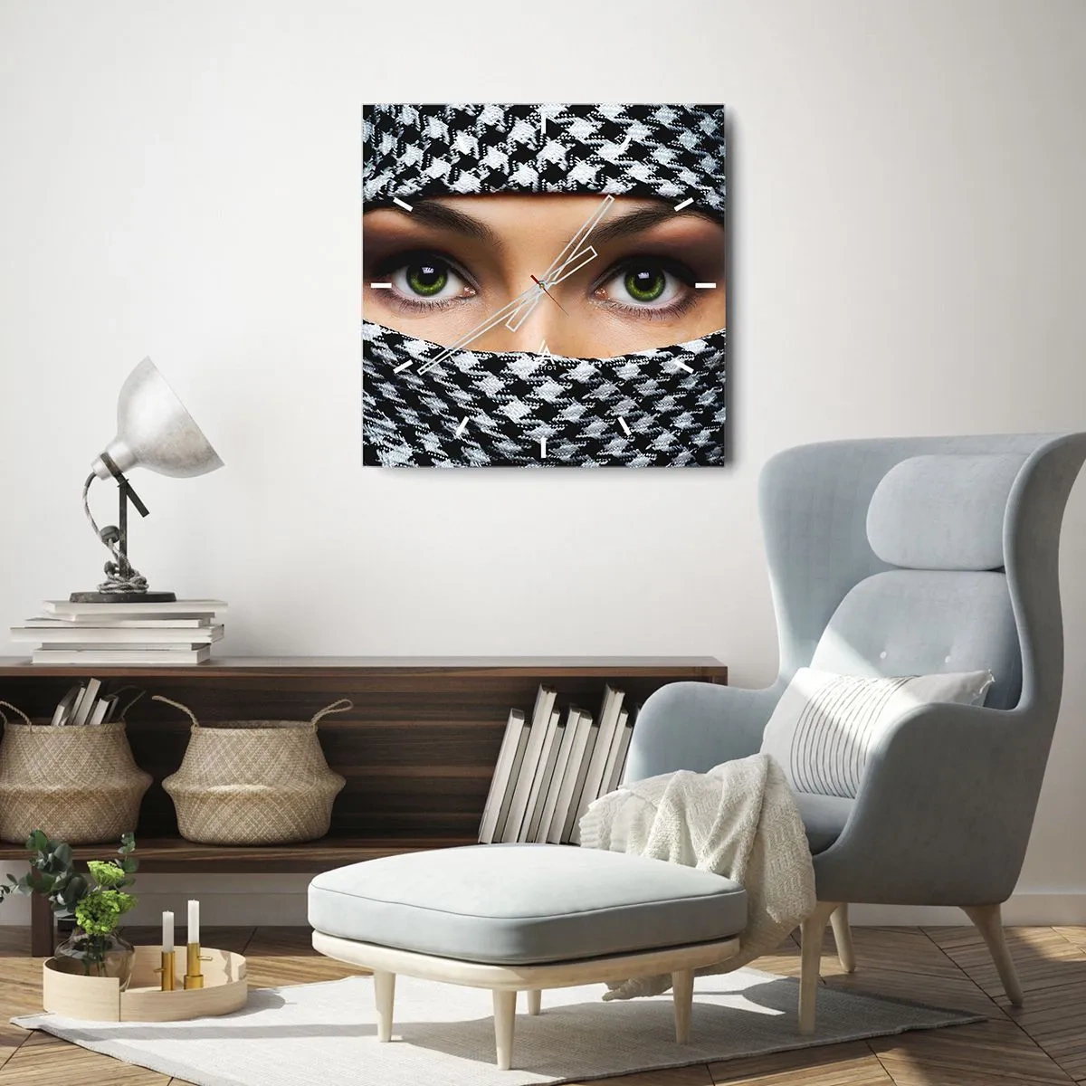 Nástenné hodiny - Portrét zahalenej zelenookej krásky - 30x30 cm