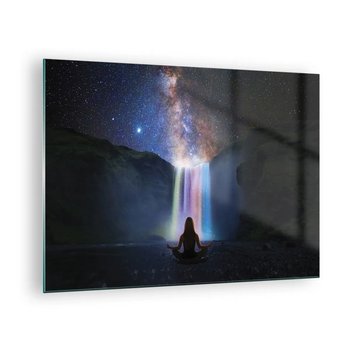 Obraz na skle - Meditácia pred farebným vodopádom v noci - 70x50cm - Absolútna harmónia - Moderná nástenná dekorácia do obývacej izby a spálne ARTTOR