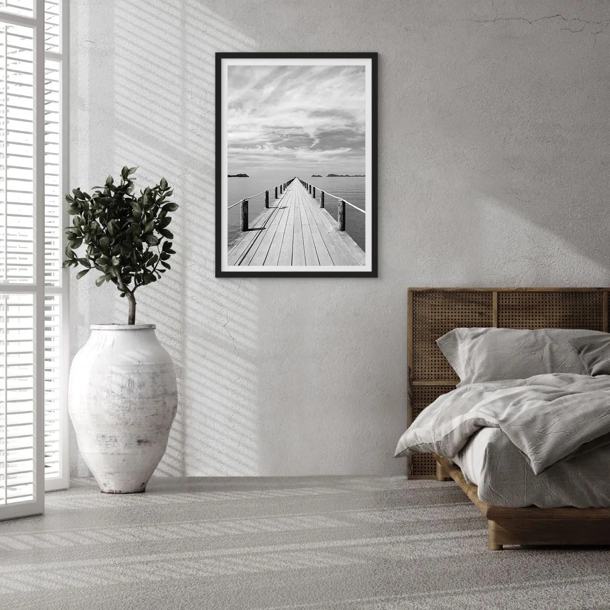 Plagát v čiernom ráme - Drevené mólo vedúce do diaľky cez pokojnú vodu - 50x70cm - Čo tak cesta… - Moderná nástenná dekorácia do obývacej izby a spálne ARTTOR