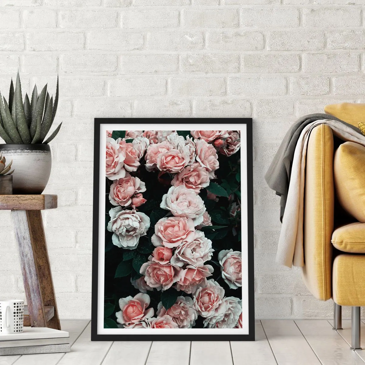 Plagát v čiernom ráme - Kytica ruží v jemných odtieňoch ružovej na tmavom pozadí - 50x70cm - Ružový ansámbl - Moderná nástenná dekorácia do obývacej izby a spálne ARTTOR