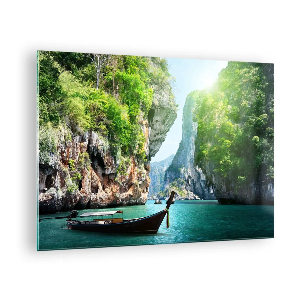 Obraz na skle - Tradičná loď na tyrkysovej vode medzi útesmi - 70x50cm - Pozvánka na exotickú cestu - Moderná nástenná dekorácia do obývacej izby a spálne ARTTOR