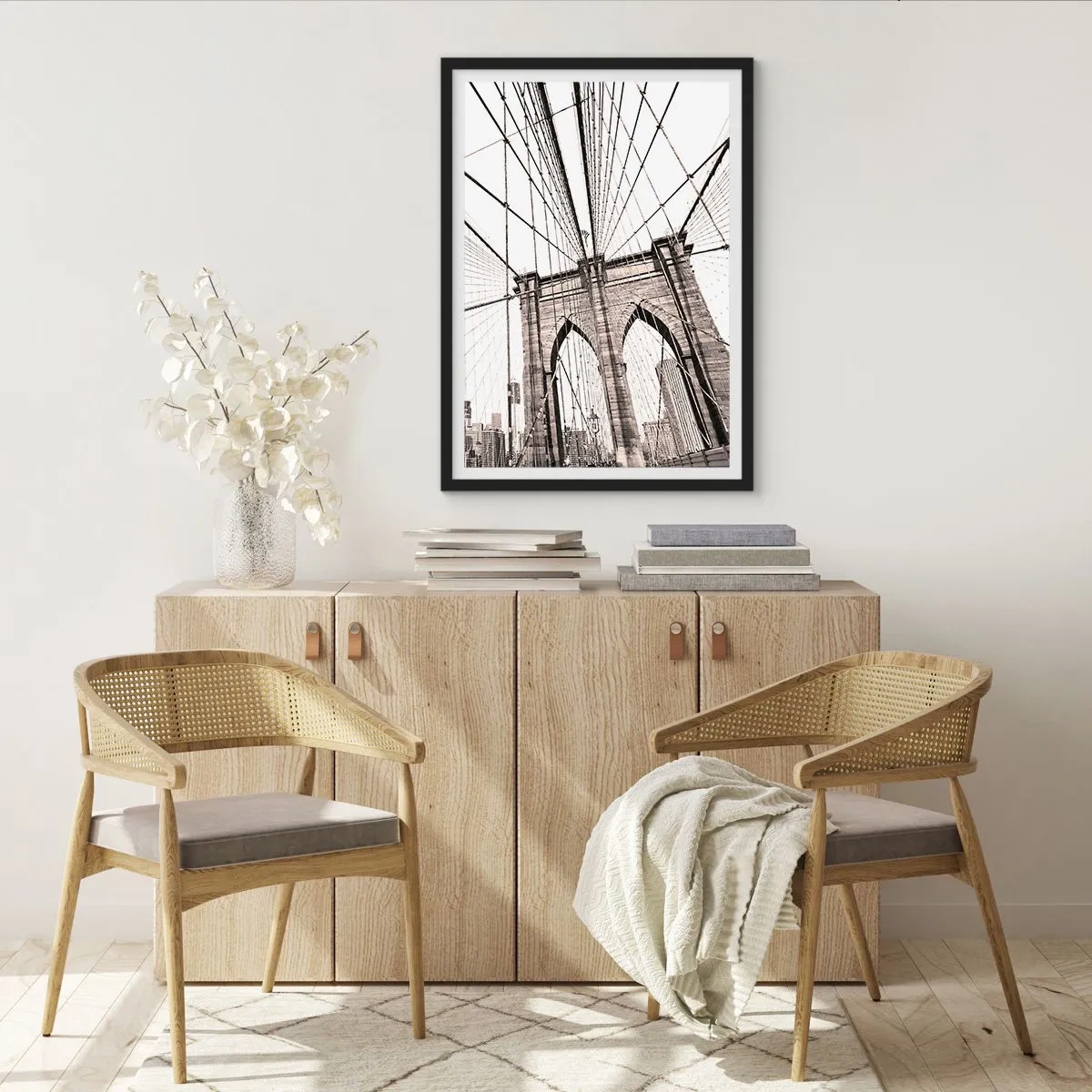 Plagát v čiernom ráme - Čiernobiela fotografia mosta z pohľadu lávky pre peších. - 50x70cm - Newyorská katedrála - Moderná nástenná dekorácia do obývacej izby a spálne ARTTOR