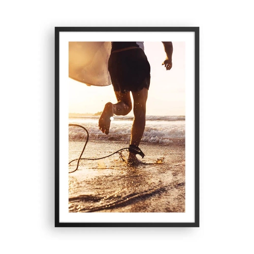 Plagát v čiernom ráme - Surfer vbehne do vody pri západe slnka - 50x70cm - V ústrety vlne - Moderná nástenná dekorácia do obývacej izby a spálne ARTTOR